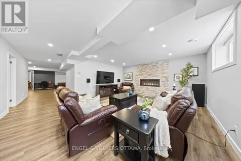 1005 Gold Crescent Ottawa ON K2B 8C4