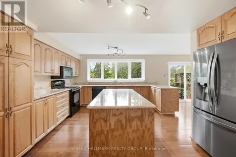 20 Halldorson Crescent Ottawa ON K2K 2C7