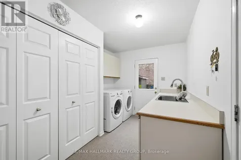20 Halldorson Crescent Ottawa ON K2K 2C7