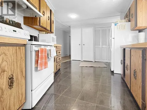 211 Elliott Crescent Renfrew ON K7V 3Z2