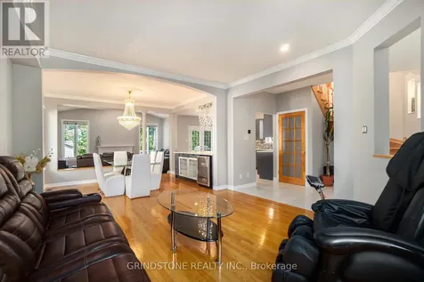 95 Evanshen Crescent Ottawa ON K2K 2X7