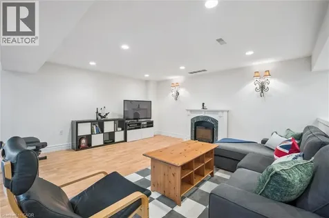 6 Fourseasons Drive Hamilton ON L8E 5Y5