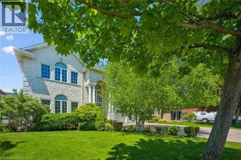 6 Fourseasons Drive Hamilton ON L8E 5Y5