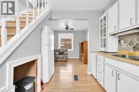 1226 Aubin Windsor ON N8Y 4E5