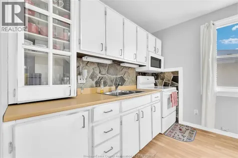 1226 Aubin Windsor ON N8Y 4E5