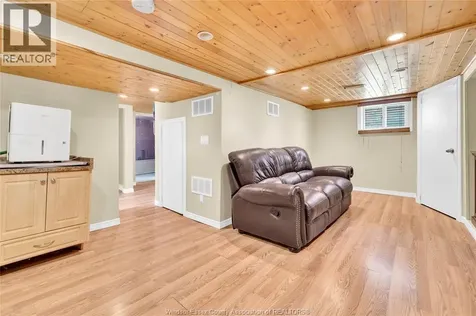 1226 Aubin Windsor ON N8Y 4E5