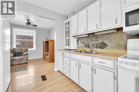 1226 Aubin Windsor ON N8Y 4E5