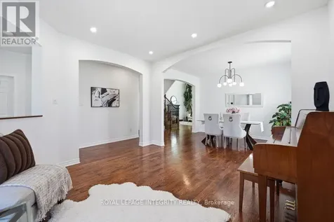 72 Maricona Way Ottawa ON K2T 1H3