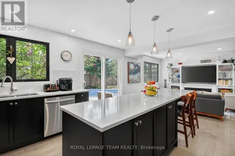 15 Markham Avenue Ottawa ON K2G 3Z1