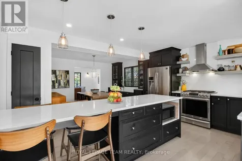 15 Markham Avenue Ottawa ON K2G 3Z1