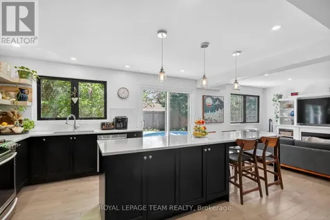 15 Markham Avenue Ottawa ON K2G 3Z1