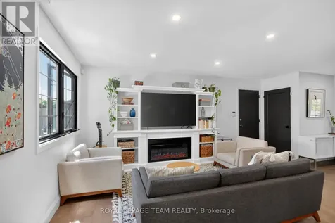 15 Markham Avenue Ottawa ON K2G 3Z1