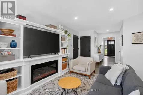 15 Markham Avenue Ottawa ON K2G 3Z1