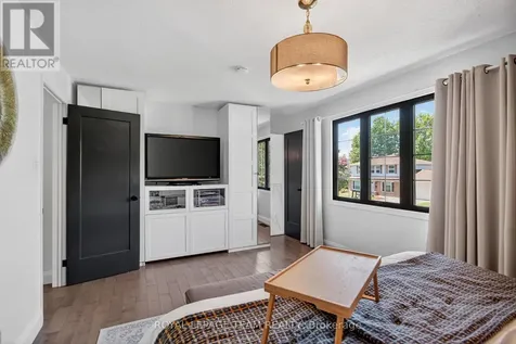 15 Markham Avenue Ottawa ON K2G 3Z1