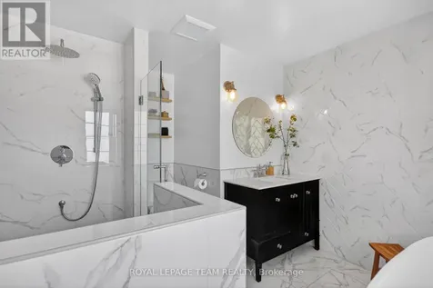 15 Markham Avenue Ottawa ON K2G 3Z1