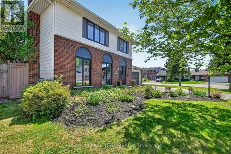15 Markham Avenue Ottawa ON K2G 3Z1