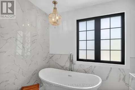 15 Markham Avenue Ottawa ON K2G 3Z1