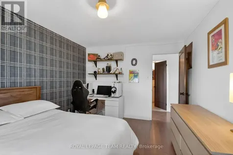15 Markham Avenue Ottawa ON K2G 3Z1