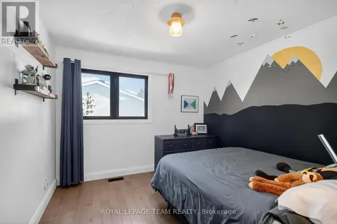 15 Markham Avenue Ottawa ON K2G 3Z1