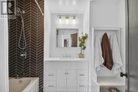 15 Markham Avenue Ottawa ON K2G 3Z1