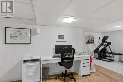 15 Markham Avenue Ottawa ON K2G 3Z1