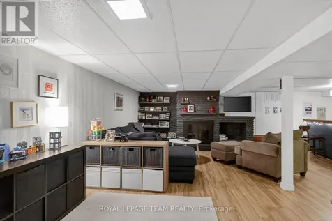 15 Markham Avenue Ottawa ON K2G 3Z1
