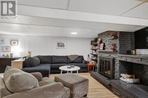 15 Markham Avenue Ottawa ON K2G 3Z1
