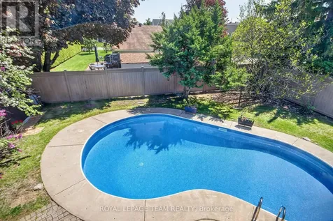 15 Markham Avenue Ottawa ON K2G 3Z1