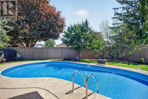 15 Markham Avenue Ottawa ON K2G 3Z1