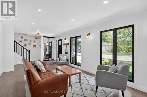 15 Markham Avenue Ottawa ON K2G 3Z1