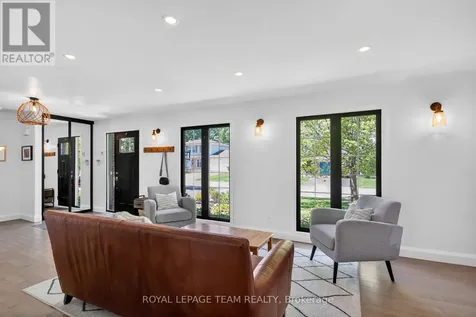 15 Markham Avenue Ottawa ON K2G 3Z1