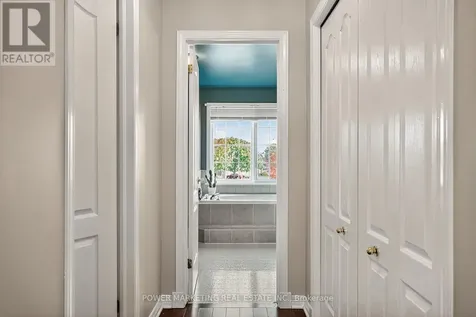 22 New Deighton Crescent Ottawa ON K2G 6H6