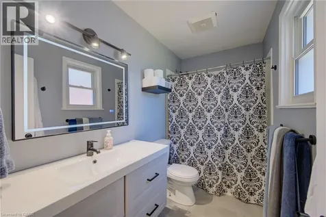 17 Daniel Avenue Kitchener ON N2K 1E8