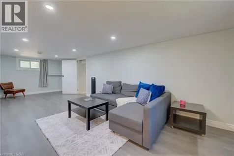 17 Daniel Avenue Kitchener ON N2K 1E8