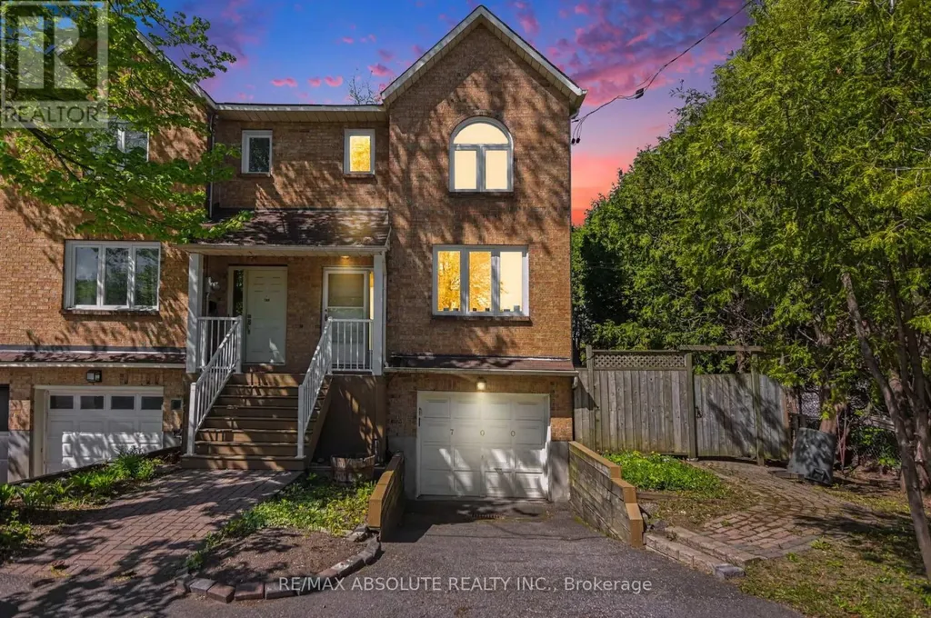 700 Tweesdmuir Avenue Ottawa ON K1Z 5P9