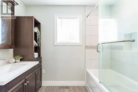 9 Colborne Street Oro-medonte ON L4M 4S1