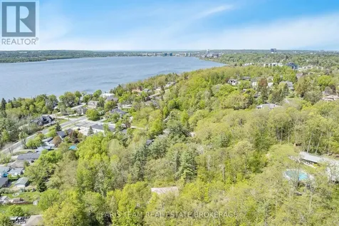 9 Colborne Street Oro-medonte ON L4M 4S1
