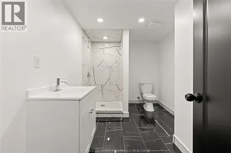 2163 Victoria Windsor ON N8X 1P8