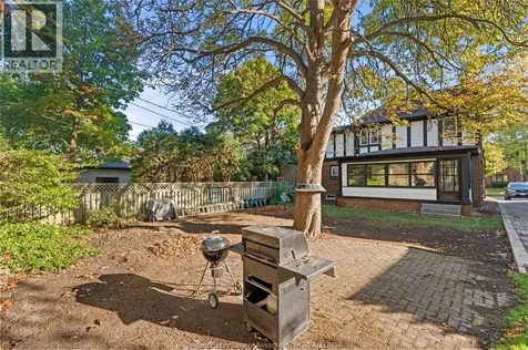 2163 Victoria Windsor ON N8X 1P8