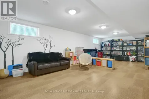 257 Currell Avenue Ottawa ON K1Z 7J5