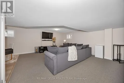 748 Vennecy Terrace Ottawa ON K1W 1H2