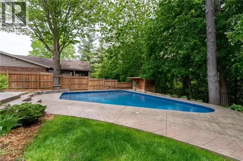 9 Scarfe Gardens Brantford ON N3T 6B2