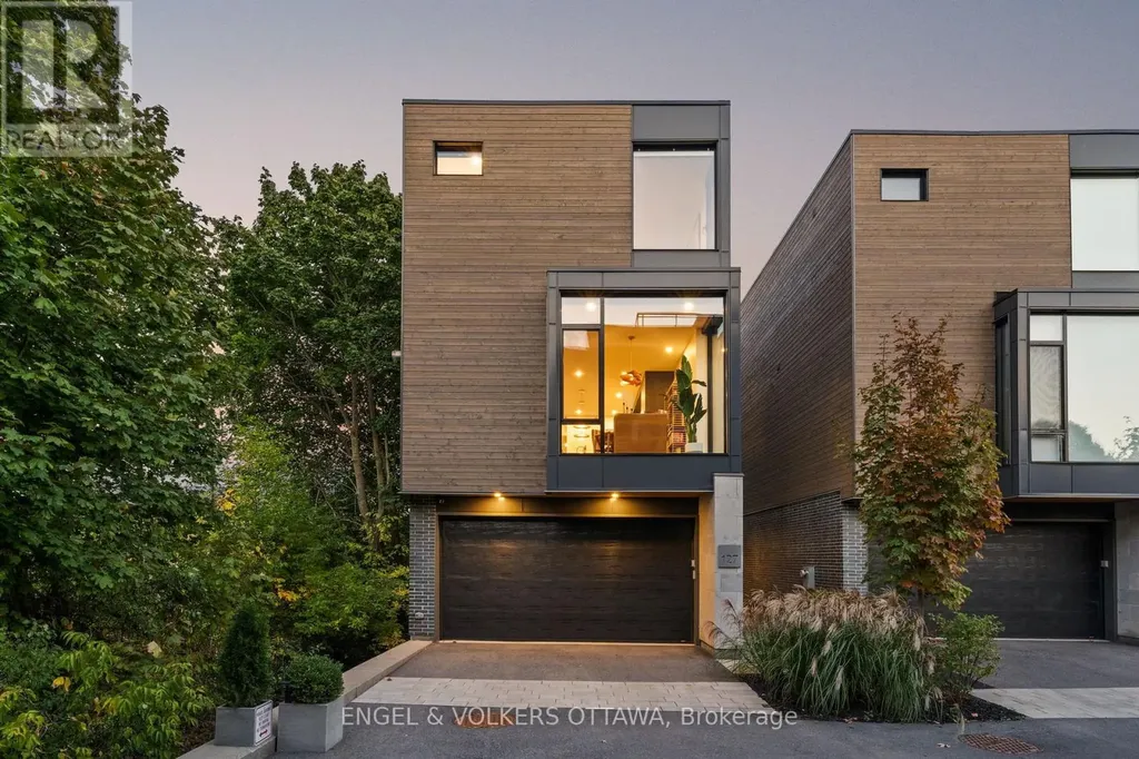127 Peridot Private Ottawa ON K2C 3M3
