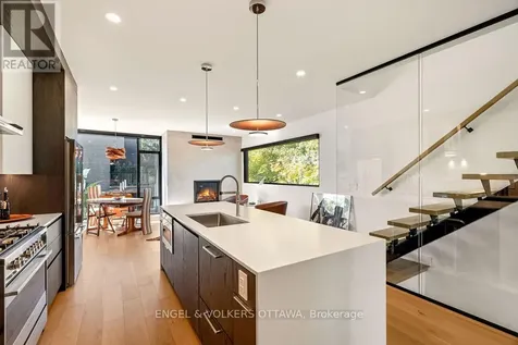 127 Peridot Private Ottawa ON K2C 3M3