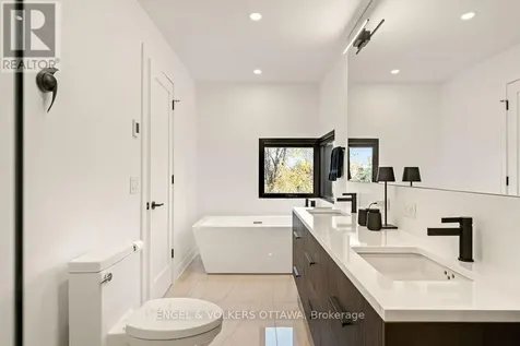 127 Peridot Private Ottawa ON K2C 3M3