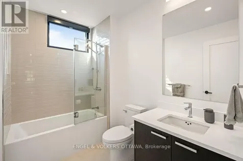 127 Peridot Private Ottawa ON K2C 3M3