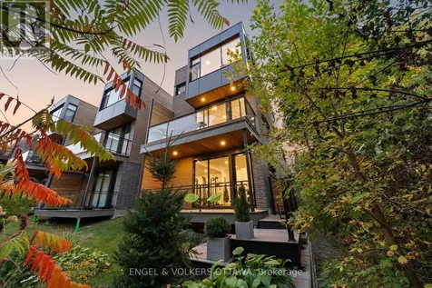 127 Peridot Private Ottawa ON K2C 3M3