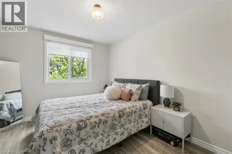 180 Highland Crescent Kitchener ON N2M 5K5