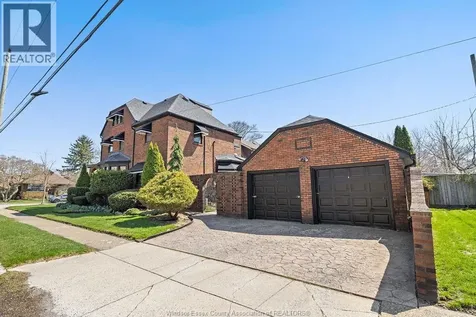 2203 Victoria Windsor ON N8X 1R2