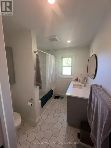 858 Riddell Avenue North Ottawa ON K2A 2V9